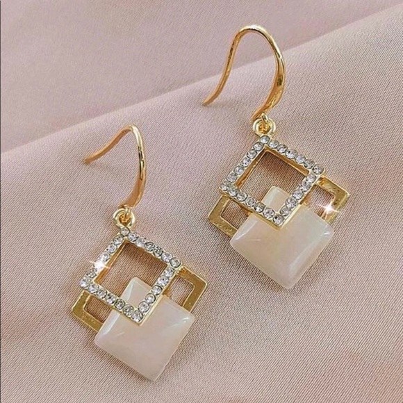 HostPick!🥳🔥2for$25🔥Rhinestone Geo Drop earrings - Picture 4 of 4